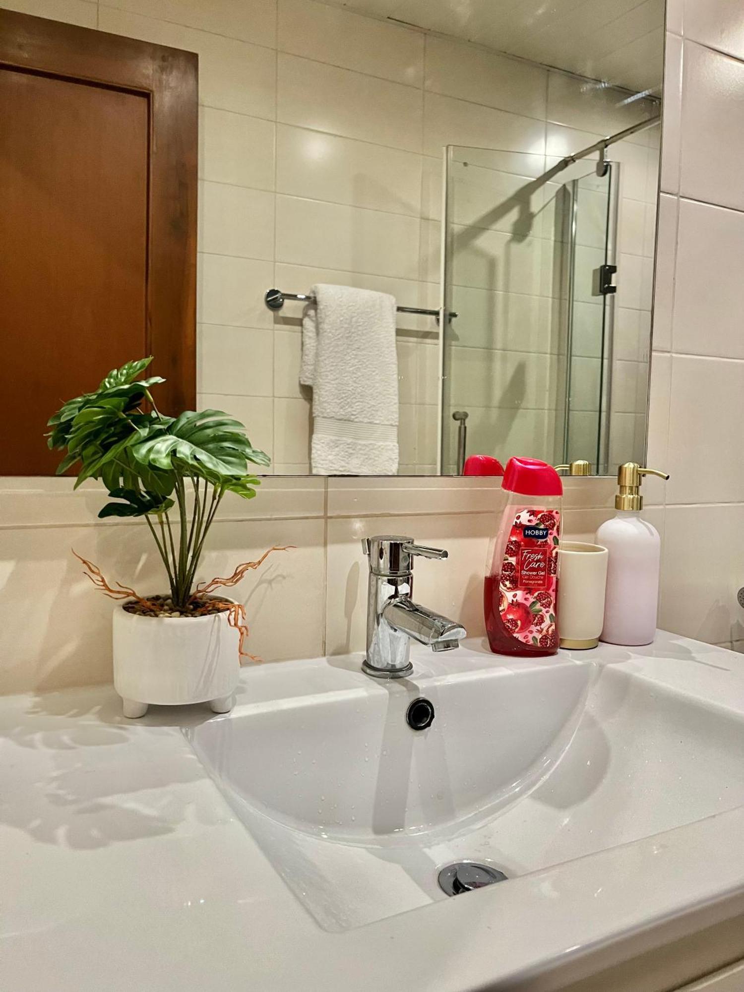 Coastalhome 75Inch Tv 5Min Drive To The City & Beach دار السلام المظهر الخارجي الصورة